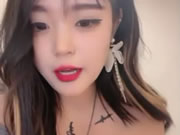 La meilleure fille tatouée asiatique danse et montre la chatte